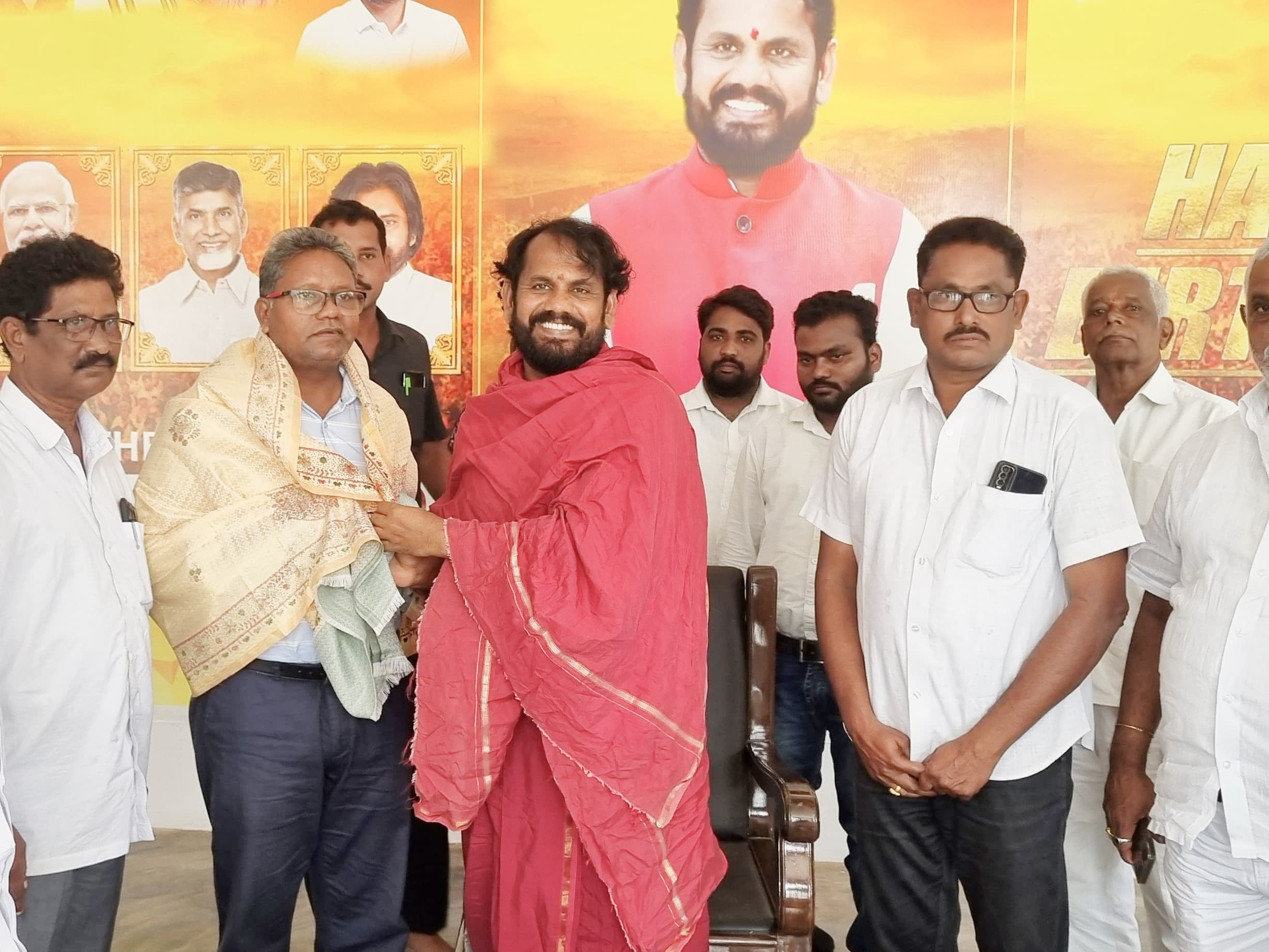 ఎంఈఓను ఘనంగా సత్కరించిన ఎమ్మెల్యే ఈశ్వరరావు