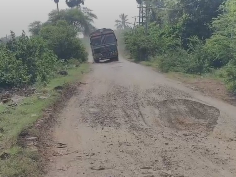 తెనాలి – పినపాడు రోడ్డు అధ్వానం