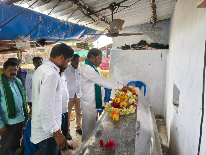 కుటుంబానికి అండగా ఉంటానని ఎమ్మెల్యే హామీ