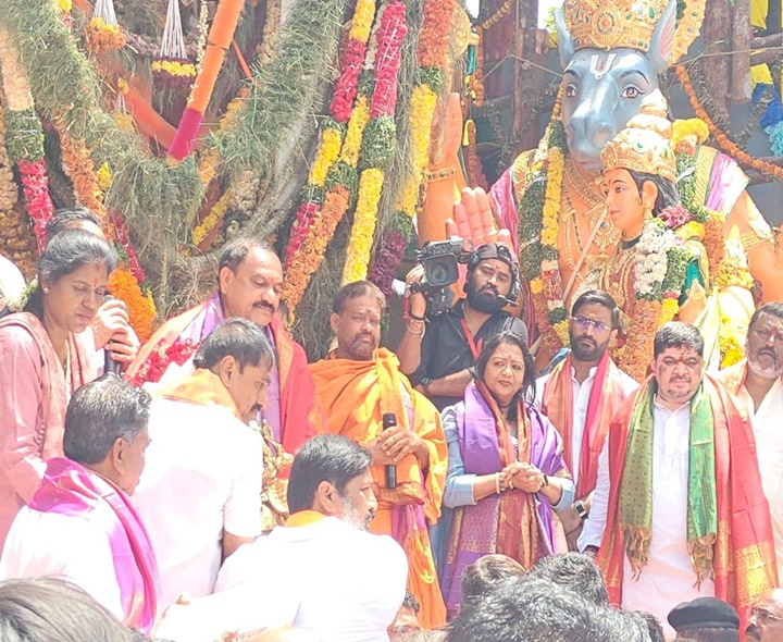 ఖైరతాబాద్ గణపతిని దర్శించుకున్న మంత్రి పొన్నం