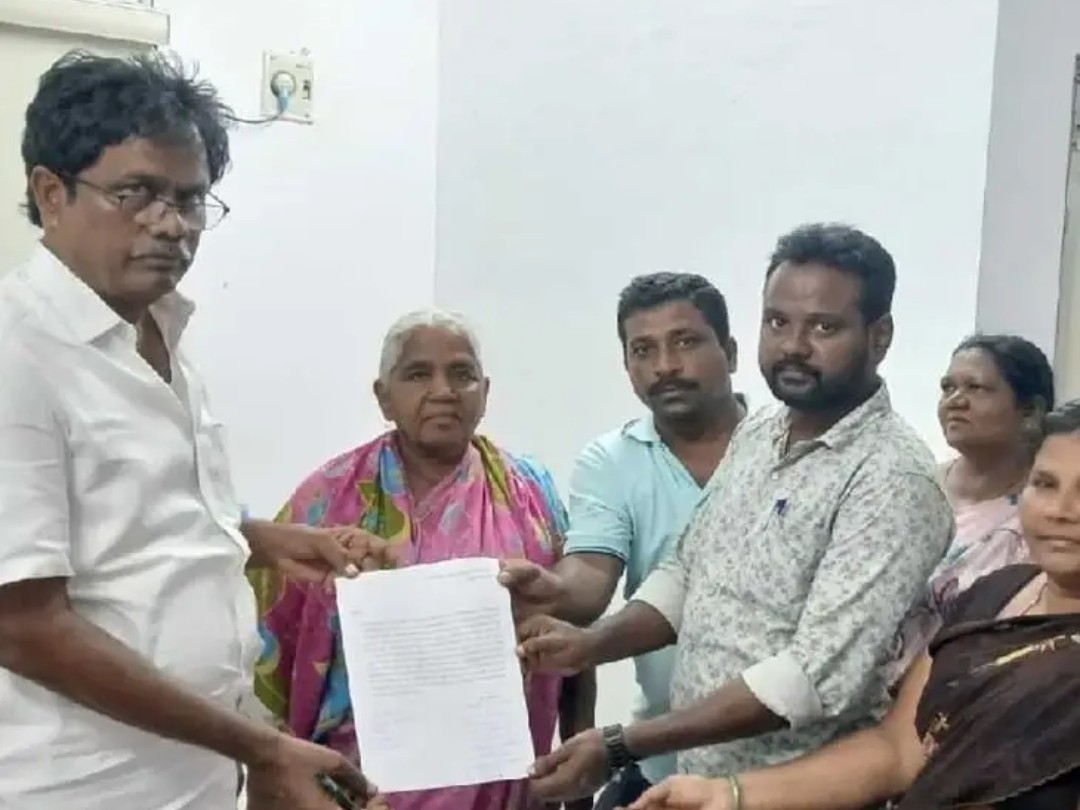 ప్రభుత్వ కాలనీలలో రోడ్లకు మెరకలు తోలాలని వినతి