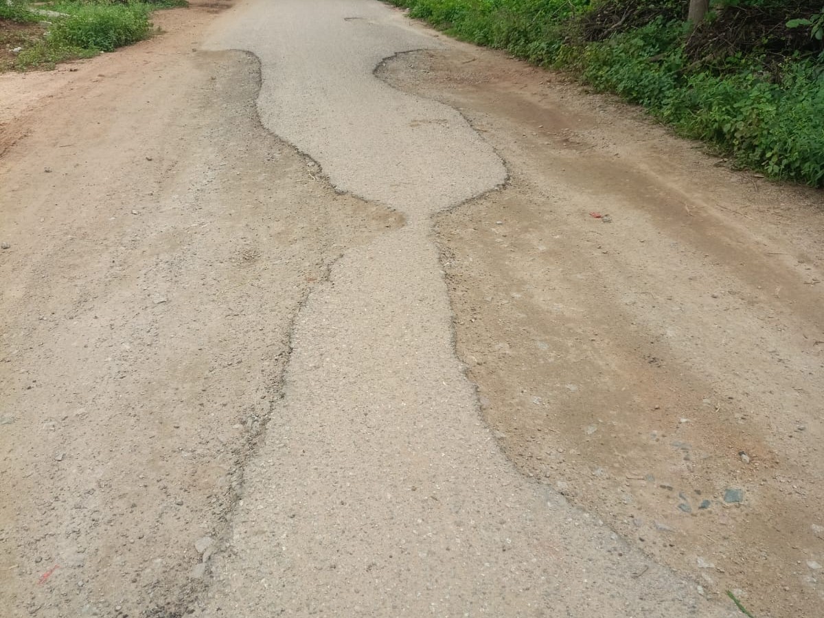 అధ్వానంగా రోడ్డు పట్టించుకోని అధికారులు