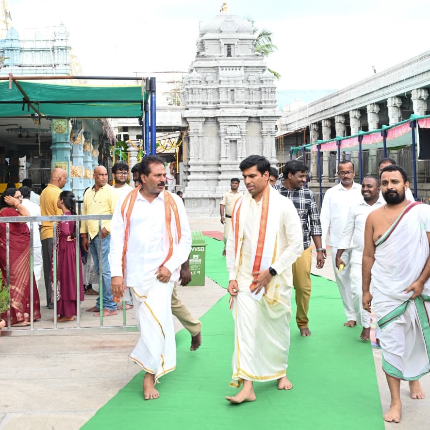 శ్రీ వరసిద్ధి వినాయక స్వామివారిని దర్శించుకున్న కలెక్టర్