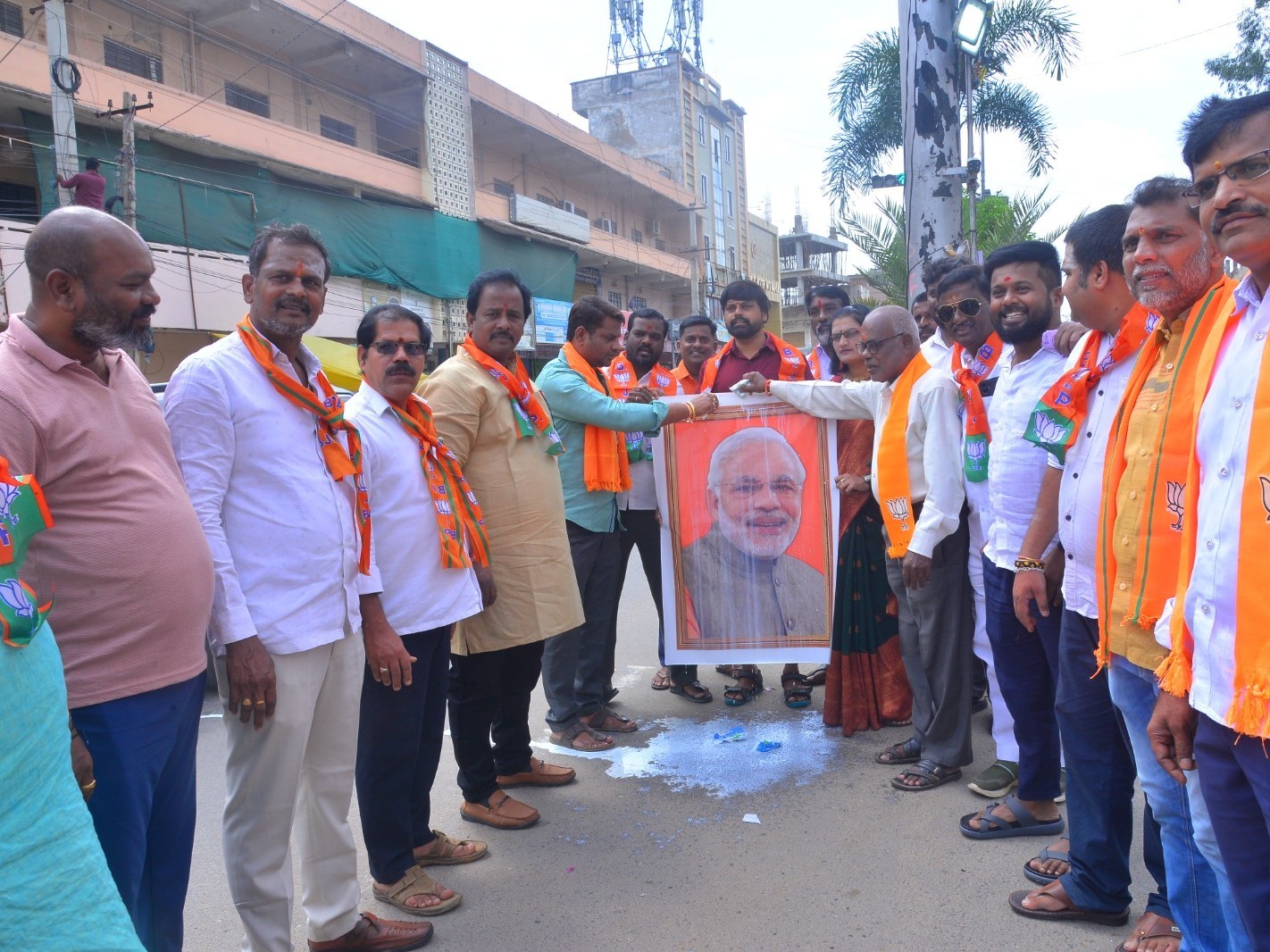 బీజేపీ ఆధ్వర్యంలో సంబరాలు