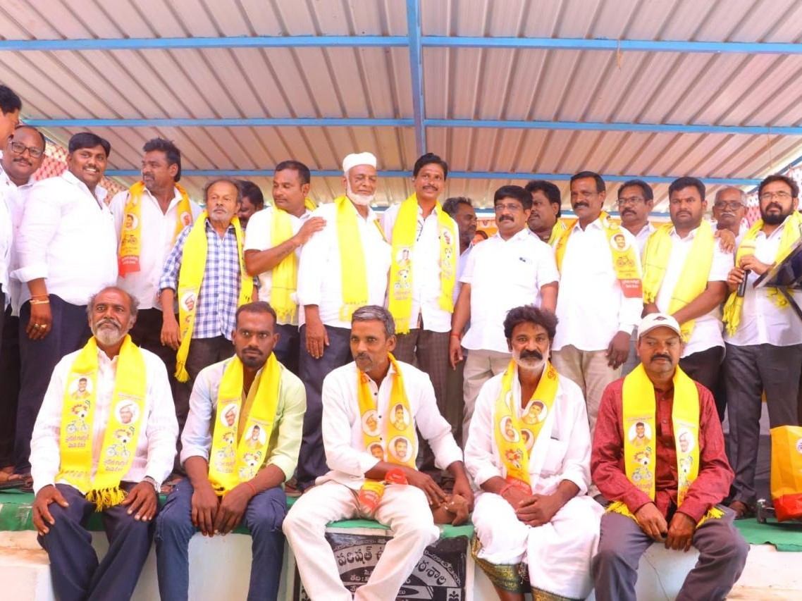 చంద్రశేఖరపురంలో 15 కుటుంబాలు టీడీపీలోకి చేరిక