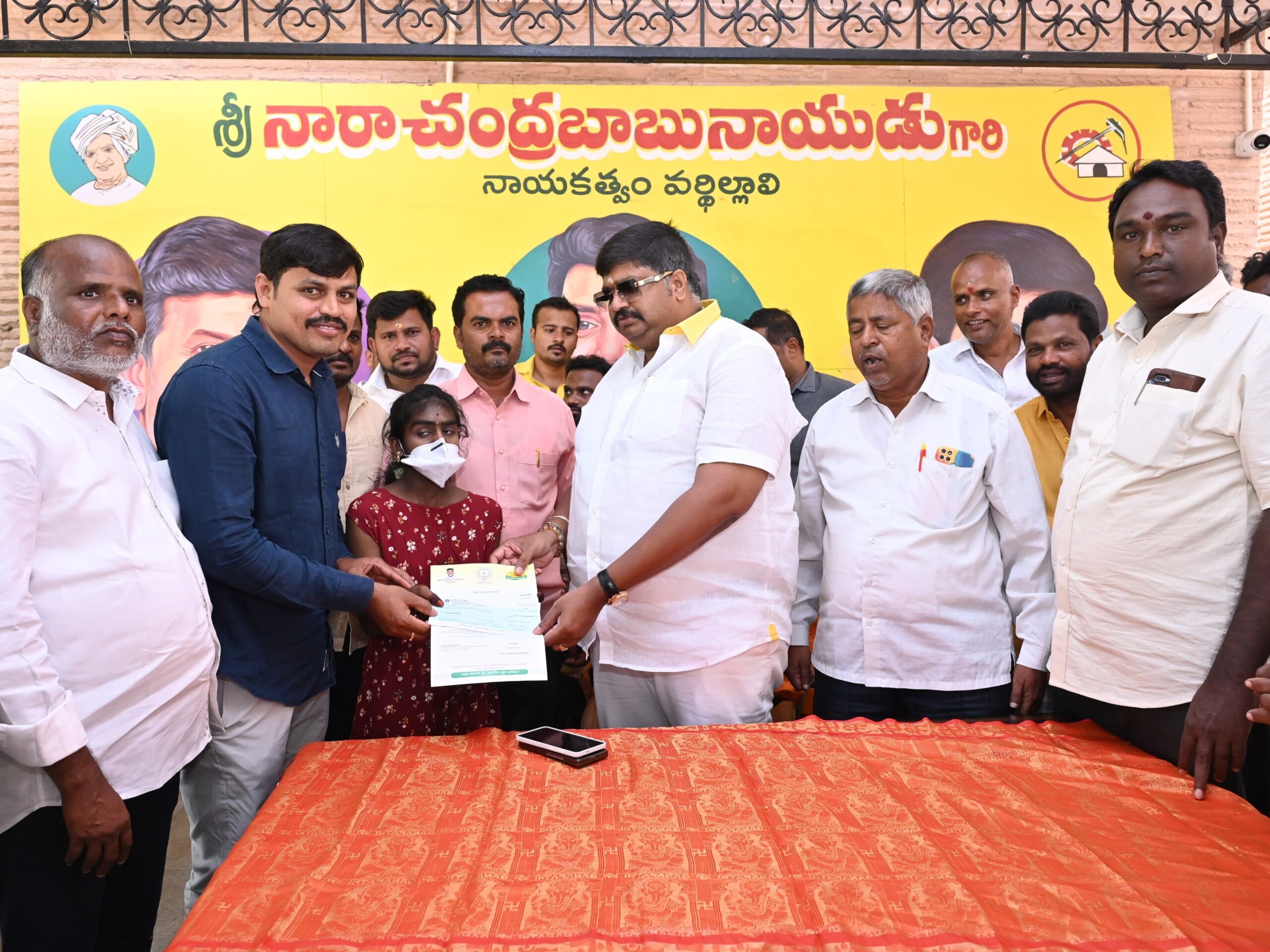 సీఎం సహాయనిధి చెక్కుల రూ.16.25 లక్షలు పంపిణీ