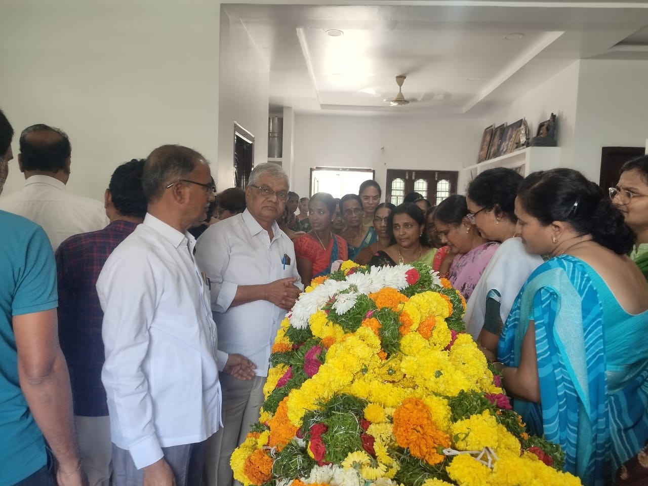 నివాళులు అర్పించిన మాజీ ఎమ్మెల్సీ