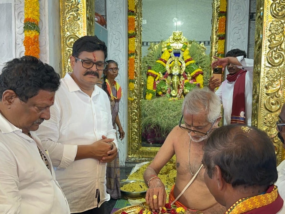 స్వామివారికి పూజా కార్యక్రమాలు నిర్వహించిన ఎమ్మెల్యే