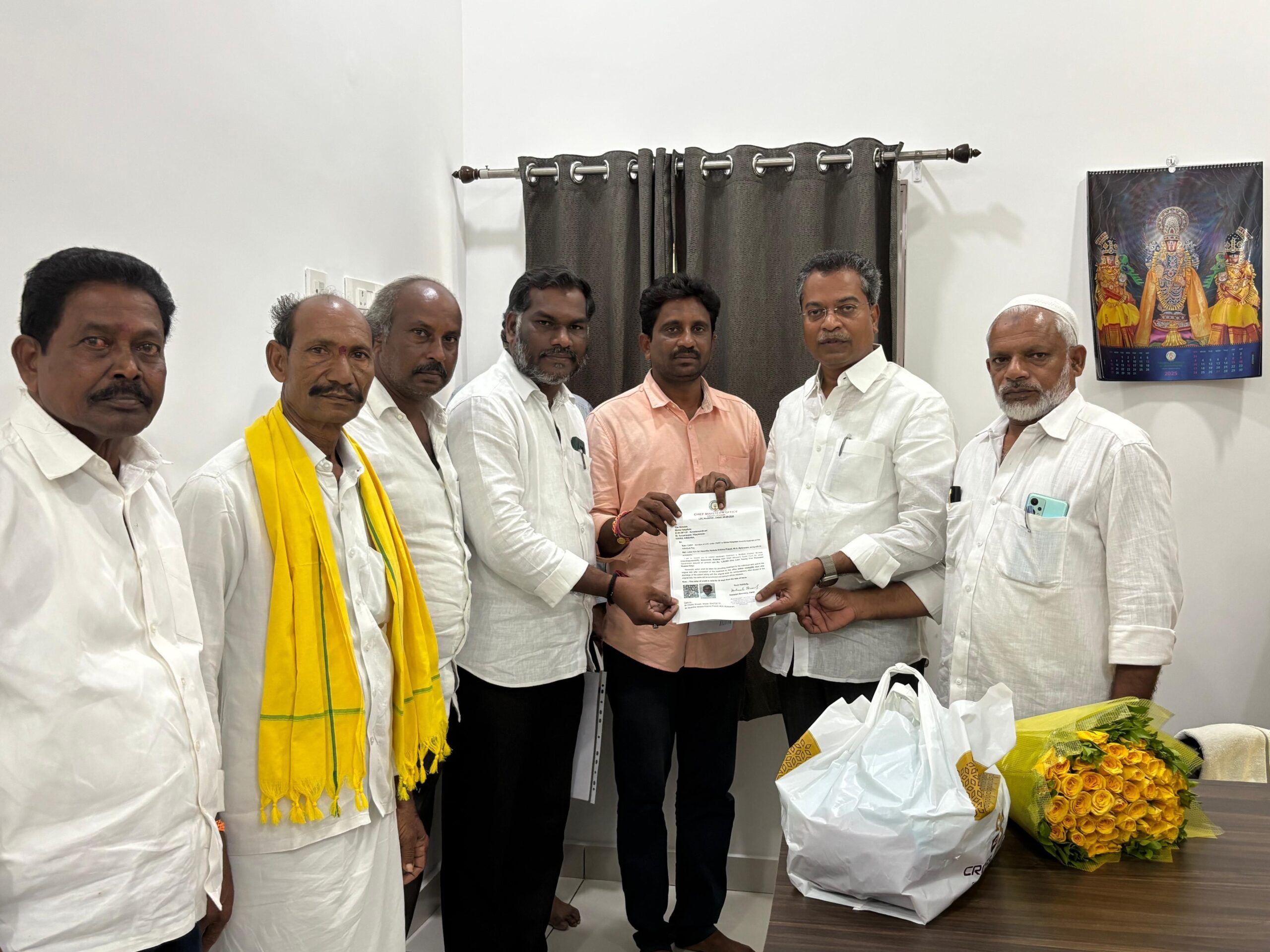 అనారోగ్య బాధితులకు ఎల్‌వోసీల అందజేత