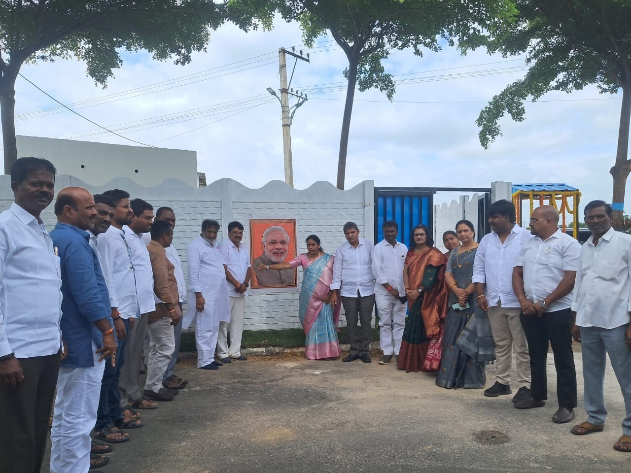 ప్రధాని చిత్రపటానికి పాలాభిషేకం