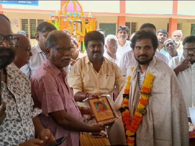 డీఎస్సీలో స్టేట్ ఫస్ట్ ర్యాంకర్‌ను సత్కరించిన MLA