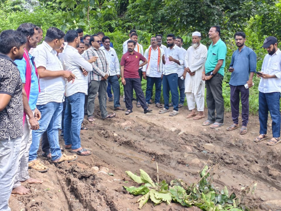 పాడైన రోడ్లను పరిశీలించిన ఎమ్మెల్యే