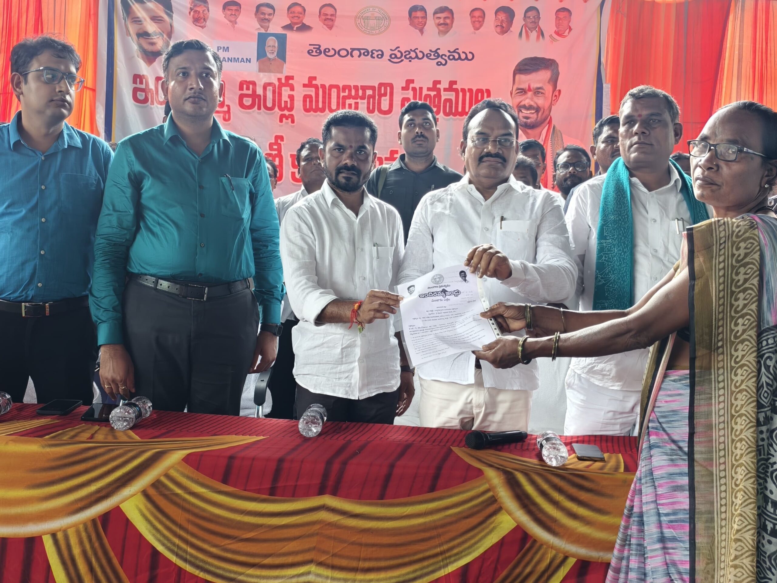 ఇందిరమ్మ ఇళ్ల మంజూరు పత్రాలు పంపిణీ చేసిన ఎమ్మెల్యే