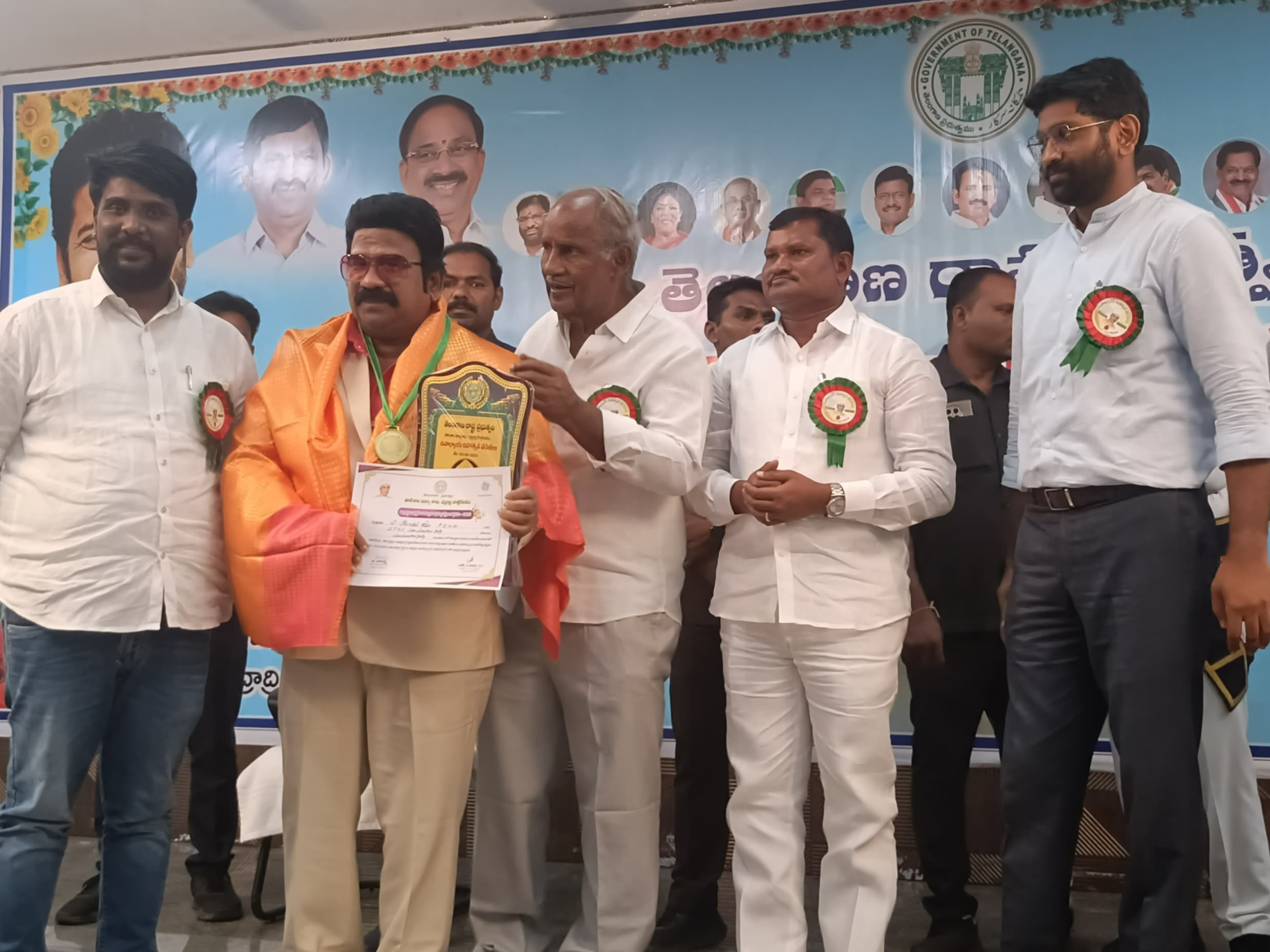 ఉత్తమ ఉపాధ్యాయ అవార్డులు అందుకున్న ఉపాధ్యాయులు