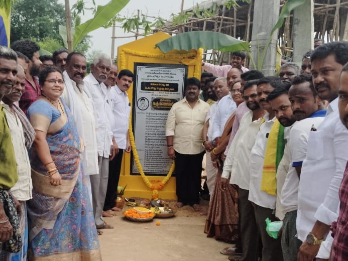 రూ.82 లక్షలతో సీసీ రోడ్లును ప్రారంభించిన ఎమ్మెల్యే
