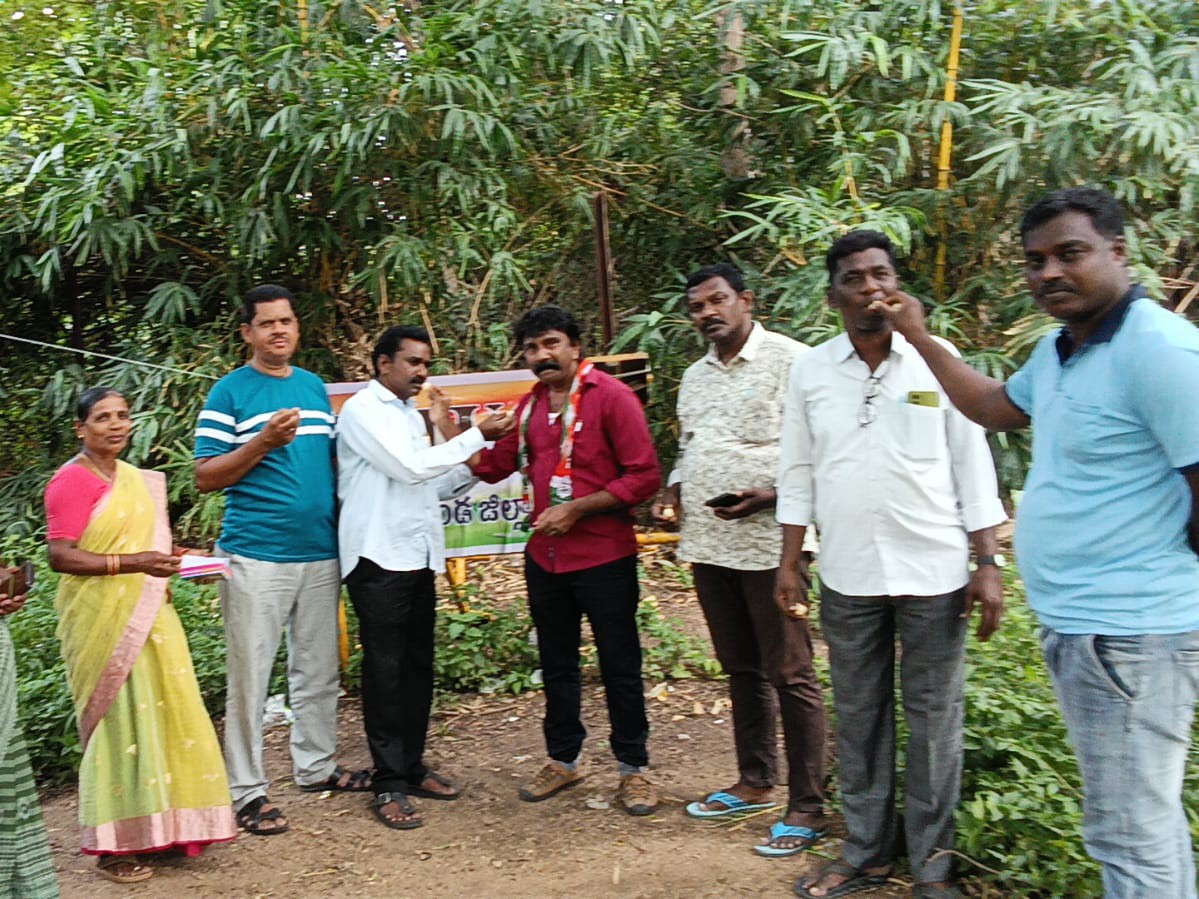 స్వీట్లు పంపిణీ చేసి సంబరాలు చేసుకున్న కార్మికులు