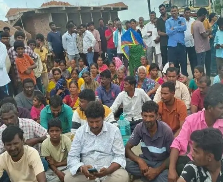 చెరువు కట్ట నిర్మించొద్దని వాడి గ్రామస్థుల ధర్నా