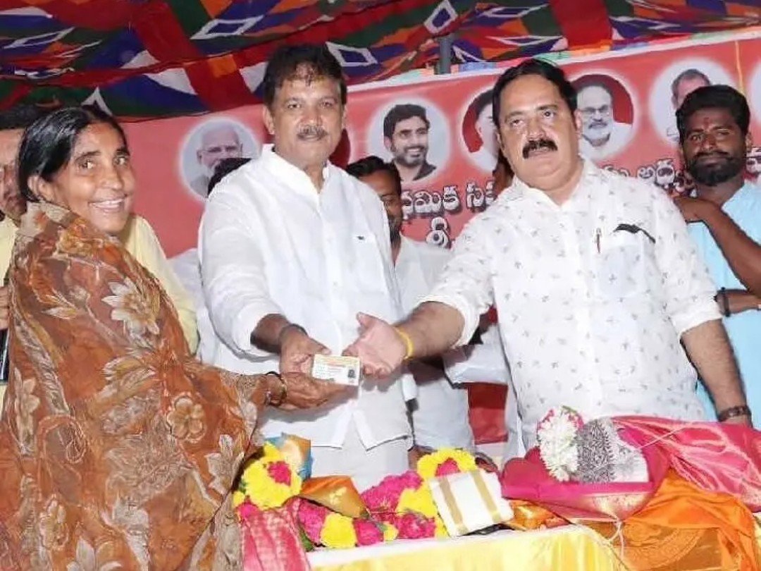 పొన్నూరులో స్మార్ట్ రేషన్ కార్డుల పంపిణీ