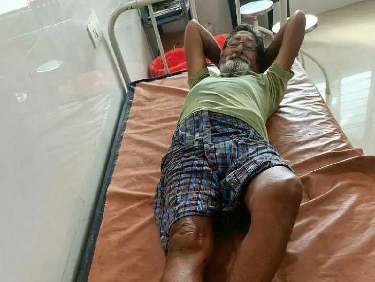 వృద్ధుడిపై కోతుల దాడి