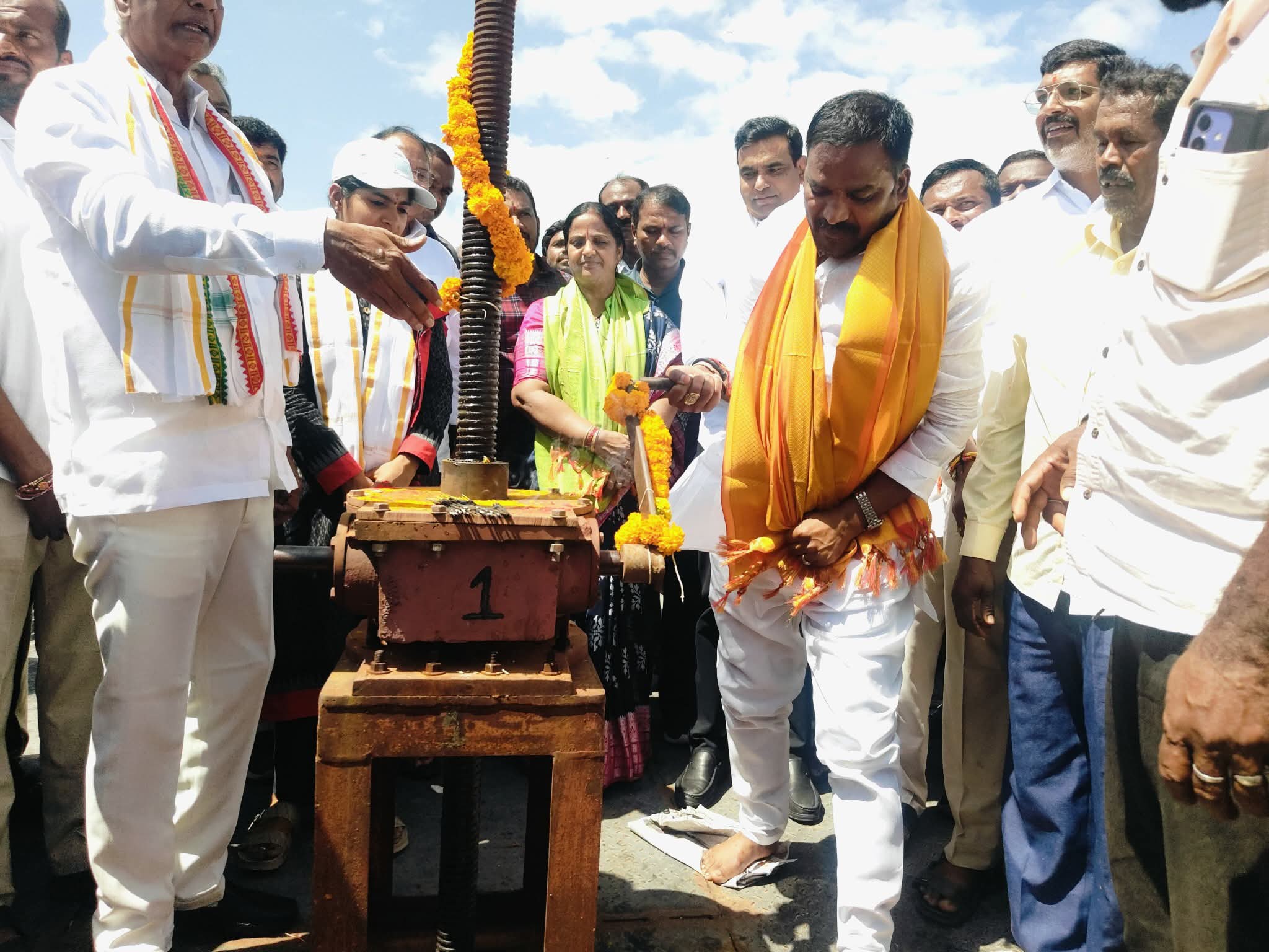 నీటిని విడుల చేసిన బీర్ల ఐలయ్య
