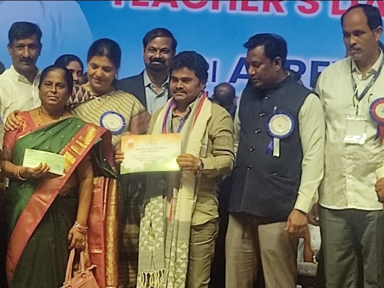 రాష్ట్ర అవార్డును స్వీకరించిన కమలాకర్