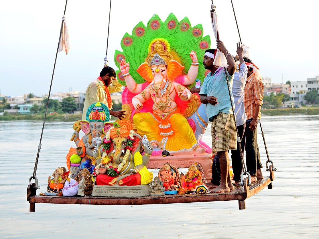 బైబై గణేశా.. భారీ భద్రతతో నిమజ్జనం