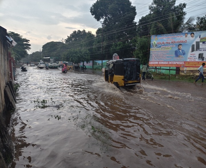 వర్షం వస్తే … ప్రయాణికులకు తప్పని ఇబ్బందులు