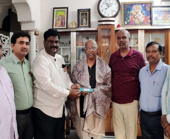ఉచితంగా గణితం బోధించడం ఆదర్శనీయం