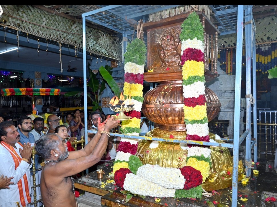వైభవంగా ధ్వజారోహణం, వడాయత్తు ఉత్సవం