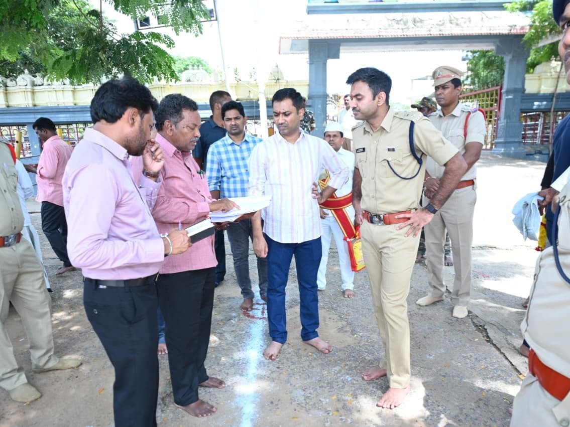 మాస్టర్ ప్లాన్ ప్రకారమే గద్దెల విస్తరణ: కలెక్టర్