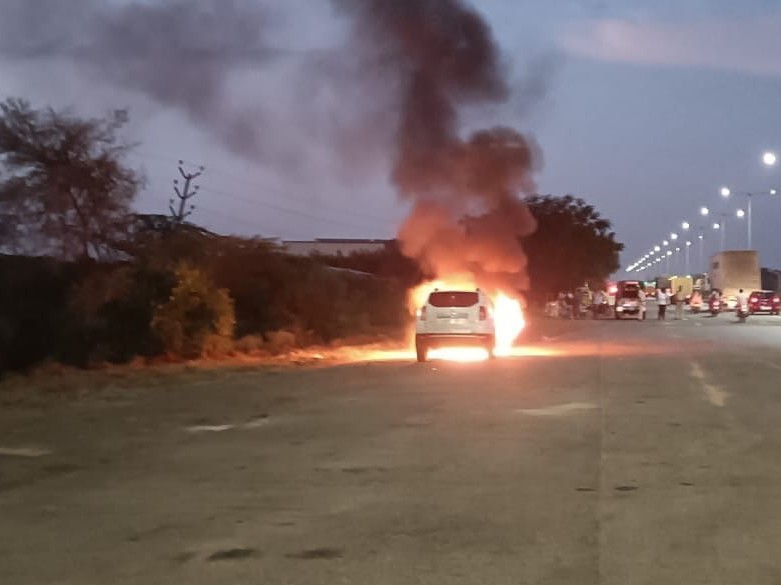 టంగుటూరులో అగ్నికి ఆహుతి అయిన కారు