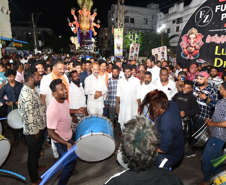 గణేష్ నిమజ్జన శోభాయాత్రలో పాల్గొన్న కేంద్ర మంత్రి