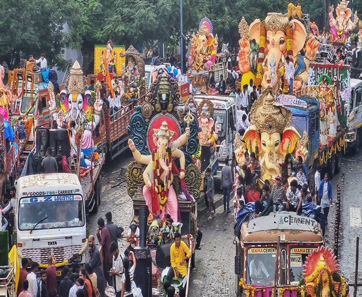 గణేశ్ విగ్రహాల నిమజ్జన ఘట్టం ప్రారంభం