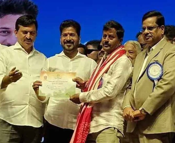 సీఎం చేతుల మీదుగా అవార్డు అందుకున్నMEO