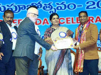 రాష్ట్ర ఉత్తమ ఉపాధ్యాయ అవార్డు అందుకున్న రమేశ్‌