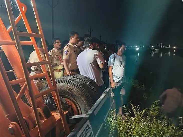 సాగర్ కాలువలోకి దూసుకెళ్లిన కారు