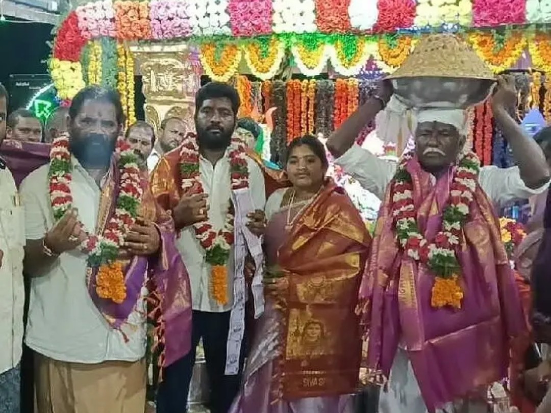 4లక్షలు పలికిన వినాయక స్వామి లడ్డు ధర