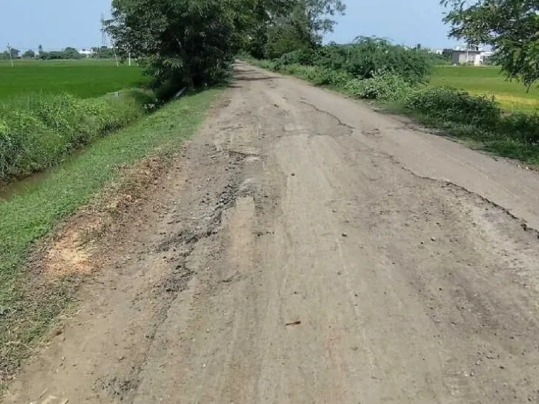 వట్టిచెరుకూరు-ముట్లూరు రహదారి గుంతల మయం