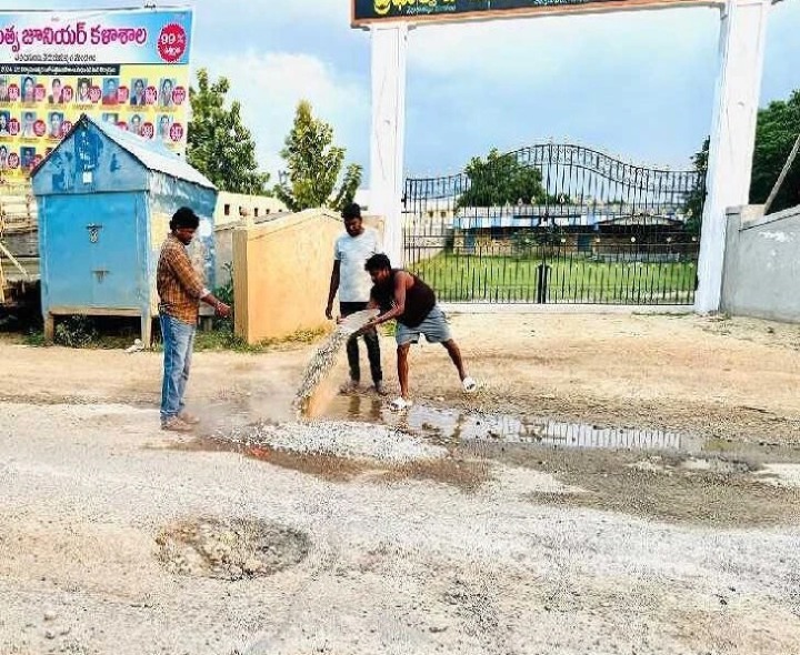 రోడ్డుపై గుంతలకు మరమ్మతులు