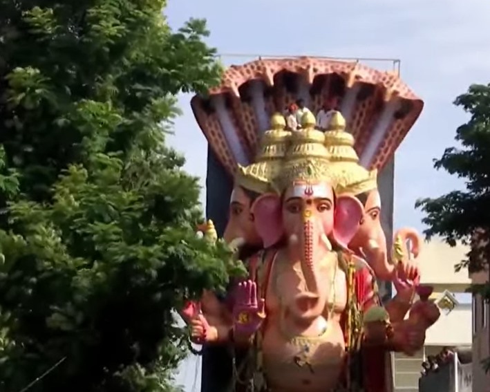 సెన్సేషన్ థియేటర్ వద్దకు చేరుకున్న గణనాథుడు