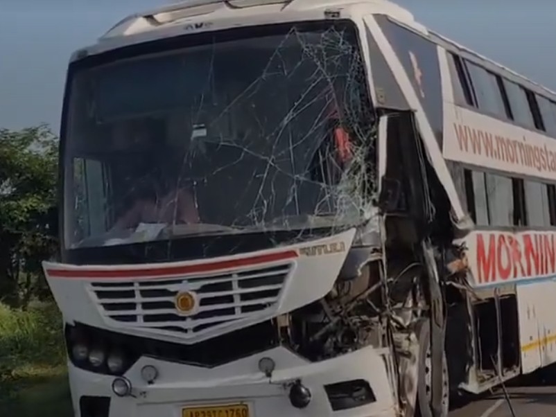 డివైడర్‌ను ఢీకొన్న బస్సు.. ముగ్గురికి గాయాలు