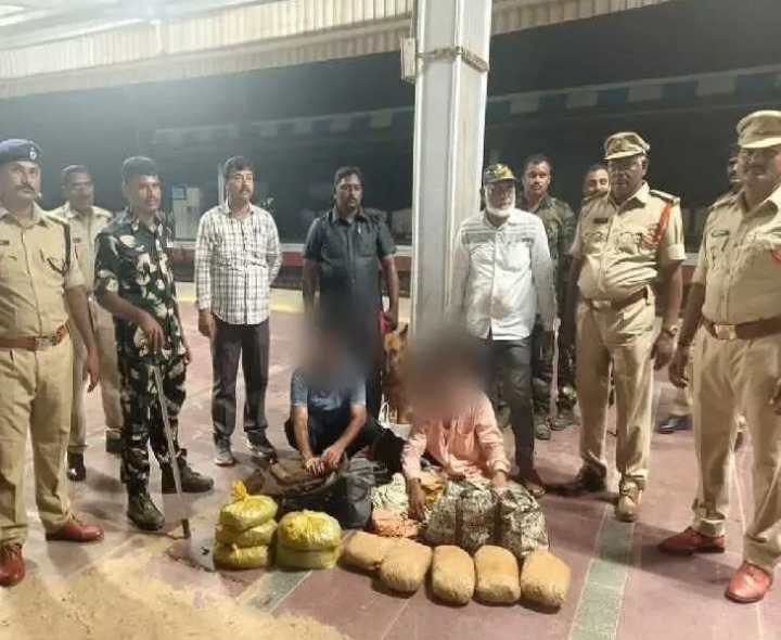 రైల్వేస్టేషన్‌లో భారీగా గంజాయి పట్టివేత