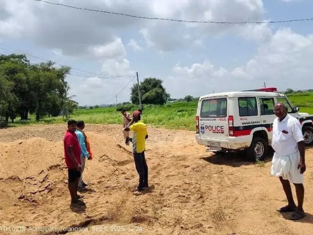 అక్రమ ఇసుక డంపులు సీజ్