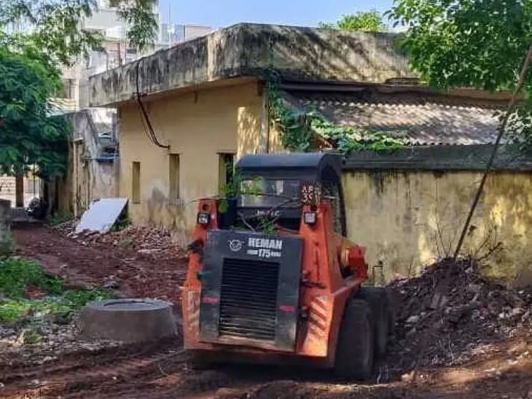 పోలీస్ క్వార్టర్స్ వెనుక జంగిల్ క్లియరెన్స్