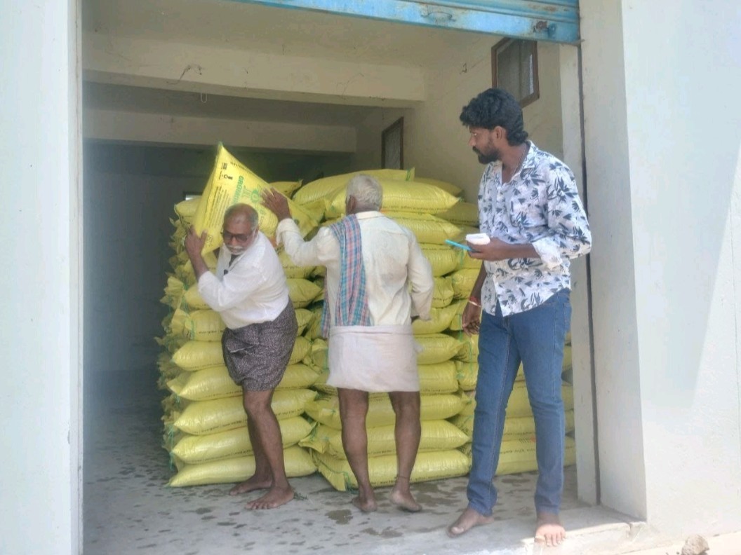మండలానికి 215 టన్నుల యూరియా స్టాక్