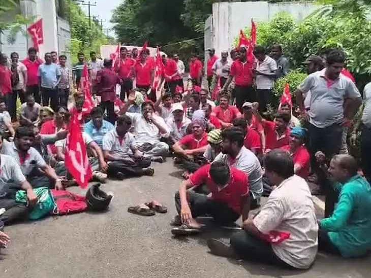 దువ్వాడలో జీతాల కోసం రోడ్డెక్కిన కార్మికులు