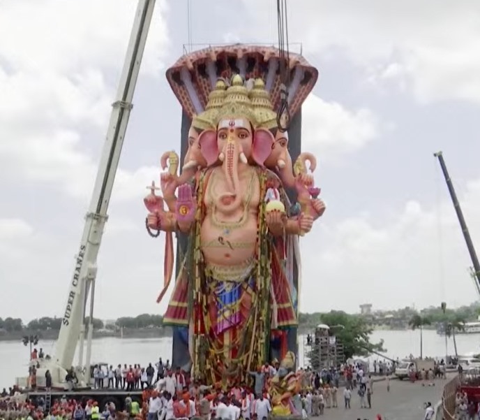 క్రేన్ నంబర్ 4 వద్దకు చేరుకున్న మహా గణపతి