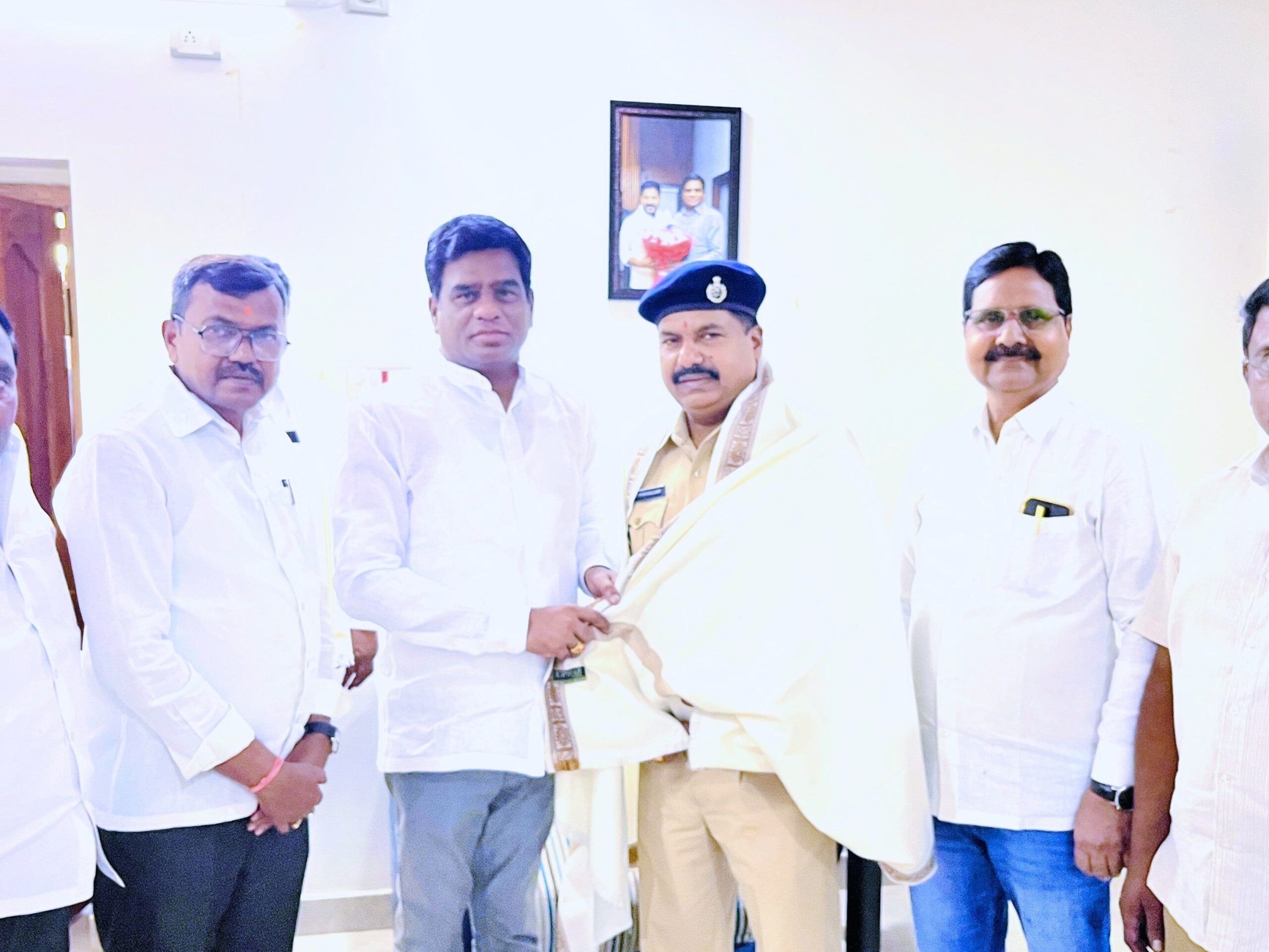 MLCని కలిసిన ఏఎస్పీ రామానుజన్
