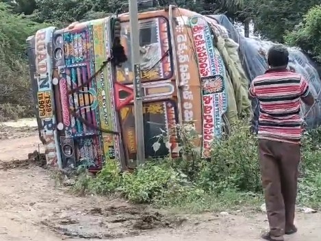అదుపు తప్పి బోల్తా పడిన లారీ