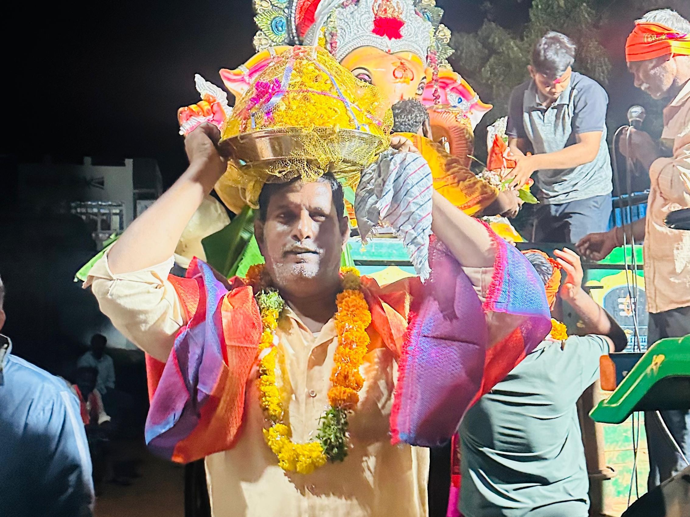 వేలంలో లడ్డూను దక్కించుకున్న ముస్లిం వ్యక్తి